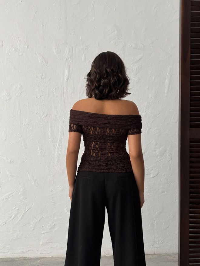 Topshow بلوزة بني جسم مثالي برقبة بدون أكتاف ملابس بالجملة عيد ميلاد