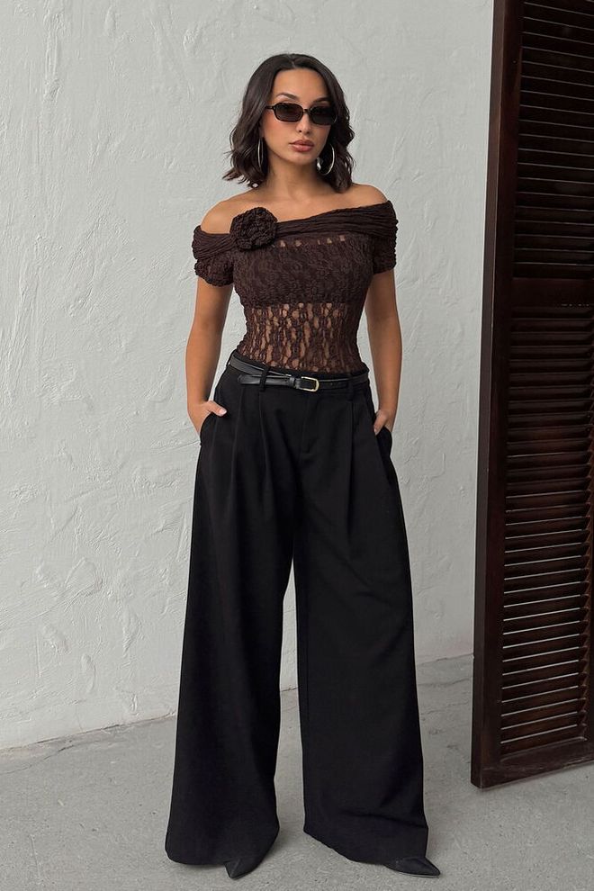 Topshow بلوزة بني جسم مثالي برقبة بدون أكتاف ملابس بالجملة 1