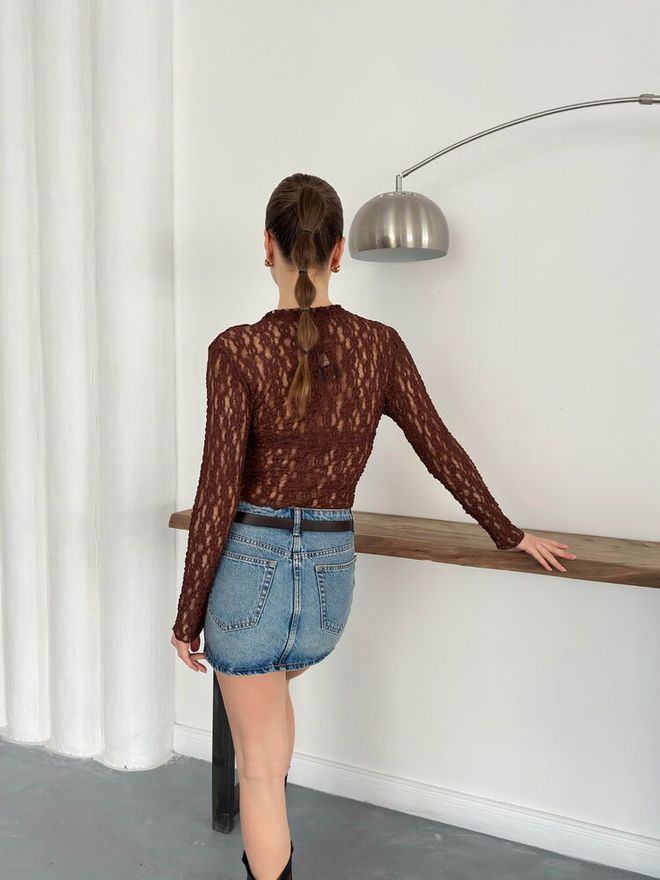 Topshow بلوزة بنية أنيقة ضيقة برقبة مستديرة ملابس بالجملة كلاسيكي