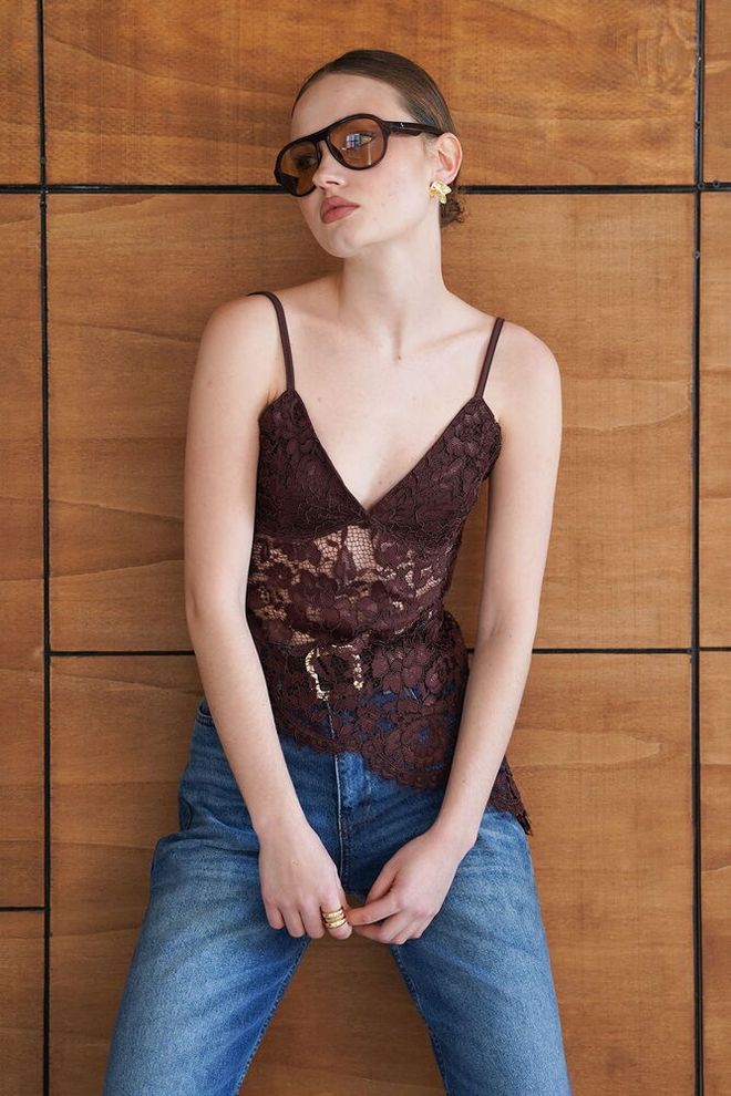 Topshow Ruda Aptempto Silueto Palaidinė Su V Formos Iškirpte Be Rankovių Su Kapo Rankovėmis Didmeninė prekyba drabužiais Kokteilinė