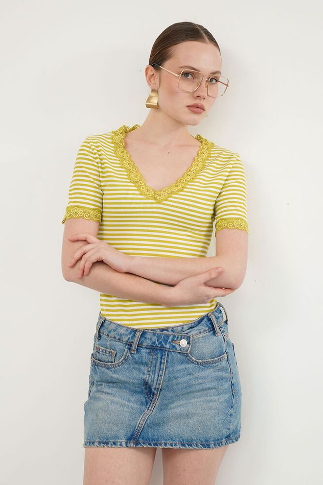 Topshow Bluza Galbenă Cu Dungi Croială Slim Fit Și Decolteu În V Îmbrăcăminte cu ridicata Casual