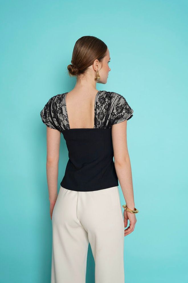 Topshow Schwarze Elegante Taillierte Bluse Mit Puffärmeln Großhandelskleidung Frühling