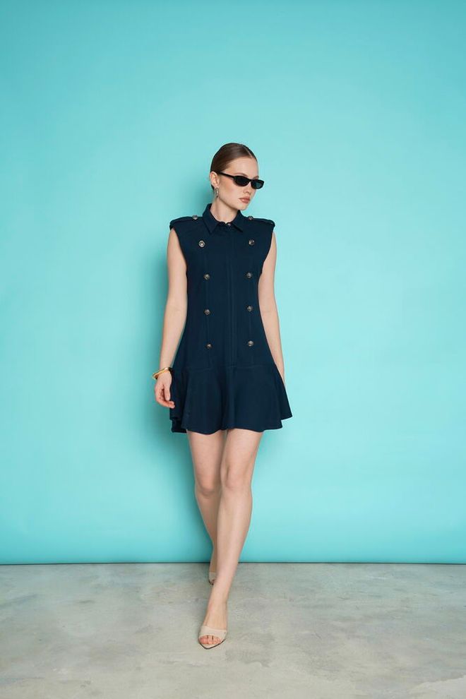 Topshow Granatowa Sukienka W Kształcie Litery A Z Karbowanym Dekoltem I Rękawami Cap Hurtowa sprzedaż odzieży Odpoczynek