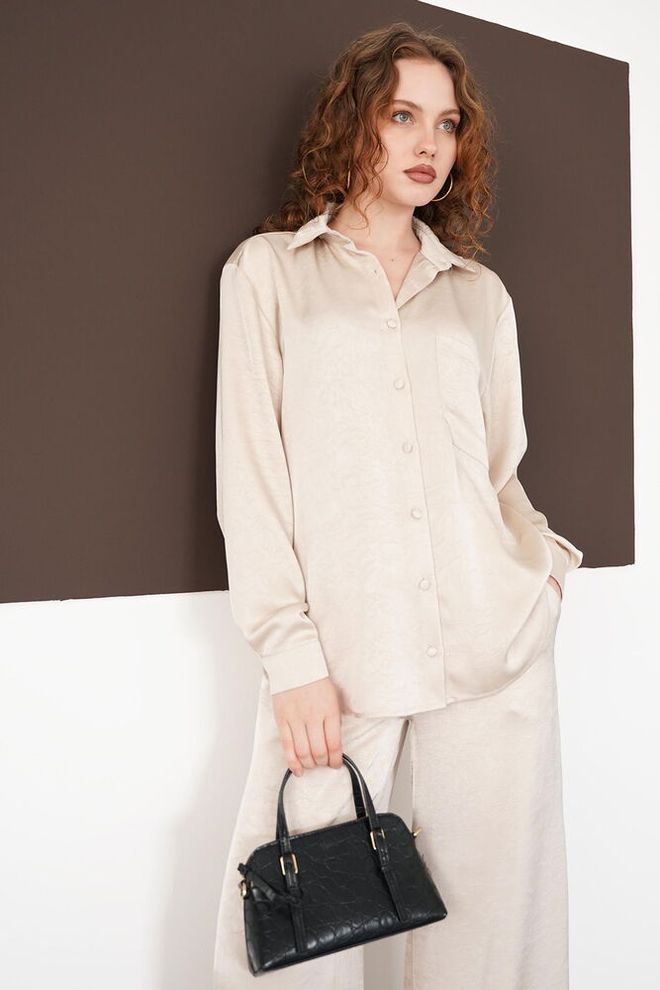 Topshow Beżowa Koszula Z Kołnierzykiem Polo I Zapięciem Na Guziki Hurtowa sprzedaż odzieży Skromny