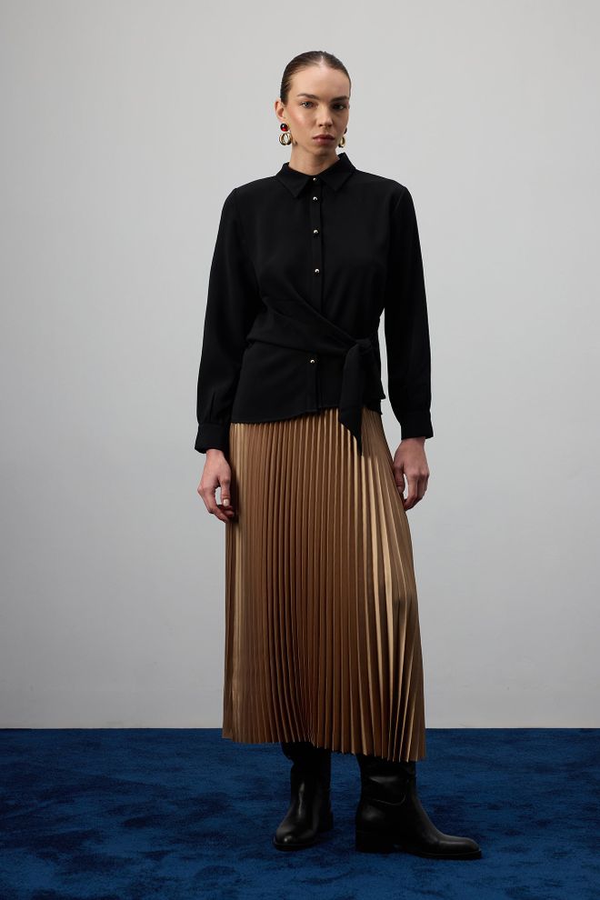 Touche Prive Crna Elegantna Košulja S Gumbima I Polo Izrezom Veleprodaja odjeće Skroman