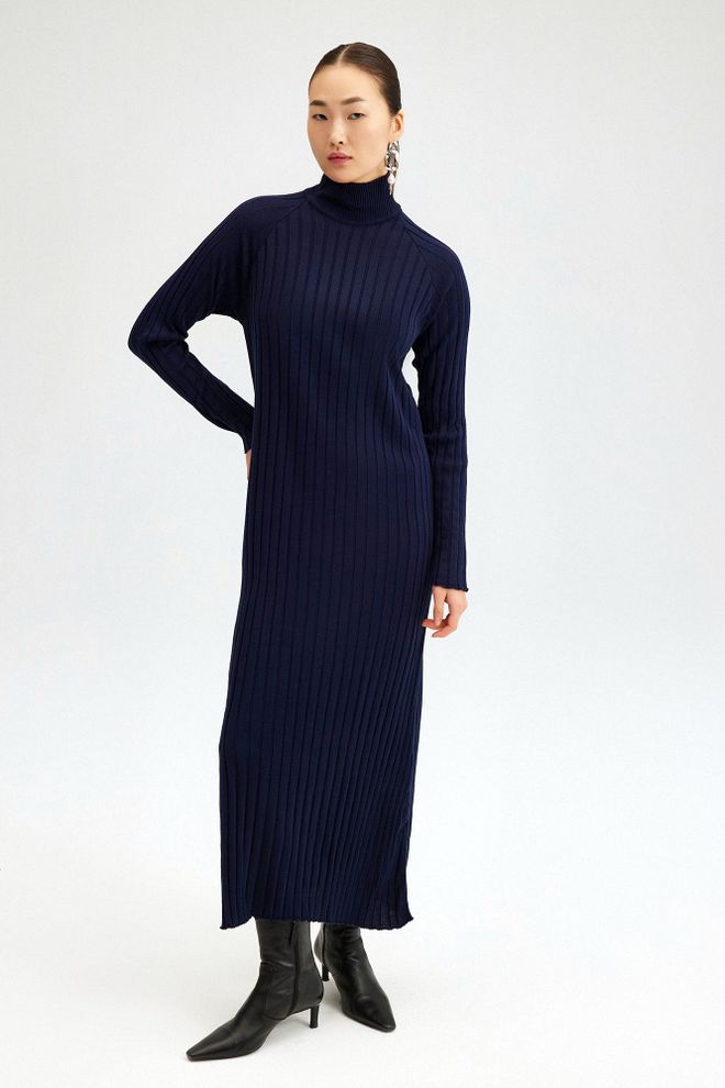 Touche Prive Mornarsko Modra Skromna Elegantna Črtasta Pulover Obleka Z Dolgimi Raglan Rokavi In Turtle Neck Dolžine Do Tal Oblačila na debelo Skromno