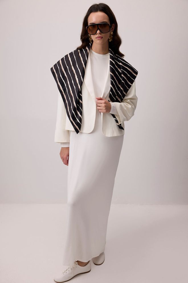 Touche Prive Eleganten Bel In Oprijet Kroj S Dolgimi Rokavi Oblačila na debelo Skromno