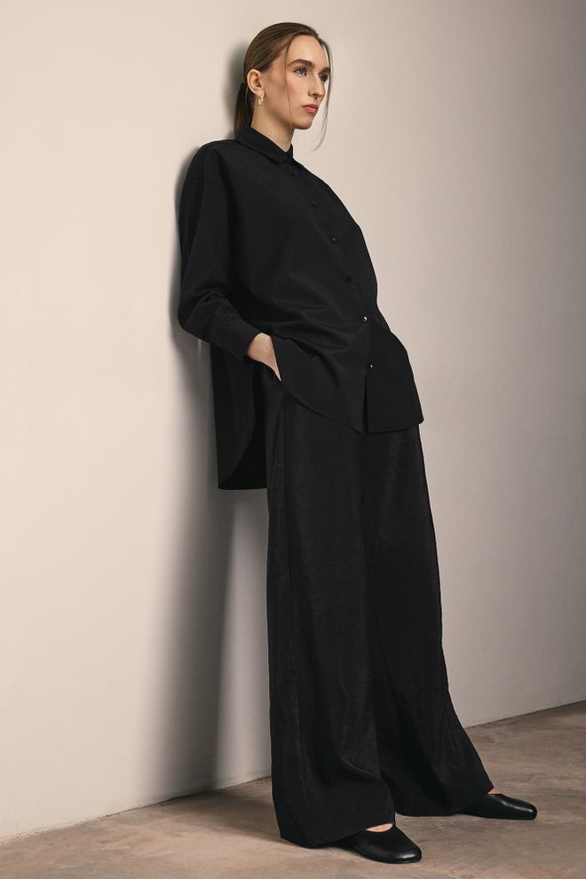 Touche Prive Schwarzes Hemd Mit Oversized Passform Und Polokragen Großhandelskleidung Lässig