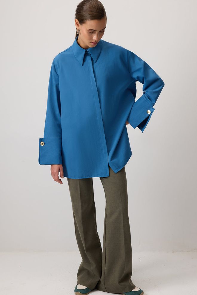 Touche Prive Modrá Košeľa S Polo Golierom A Oversized Zapínanie Na Gombíky Veľkoobchod s oblečením 1