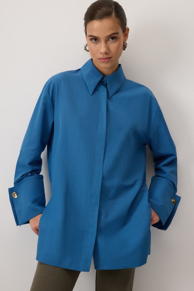 Touche Prive Modrá Košeľa S Polo Golierom A Oversized Zapínanie Na Gombíky Veľkoobchod s oblečením Doma