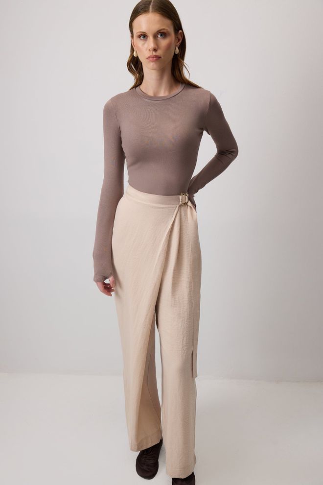 Touche Prive Elegantan Bež Bodi S Dugim Ravnim Rukavima Veleprodaja odjeće Skroman