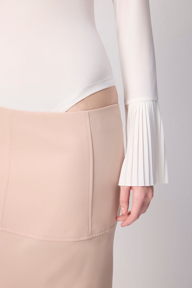 Touche Prive Bež Elegantni Uski Bodi S Dugim Rukavima Veleprodaja odjeće Skroman