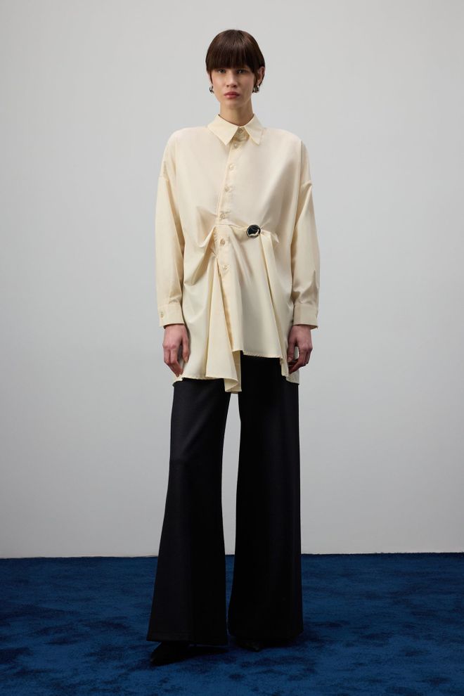 Touche Prive Bež Majica Z Dolgimi Rokavi In Velikim Pasom S Polo Ovratnikom Na Gumbe Oblačila na debelo Ležerno