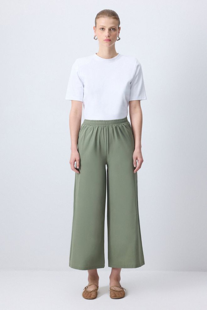 Touche Prive Žalios Spalvos Kuklūs Kasdieniai Palazzo Kelnės Trumpintos Vidutinis Liemuo Didmeninė prekyba drabužiais Apykaklė su įkirpimu