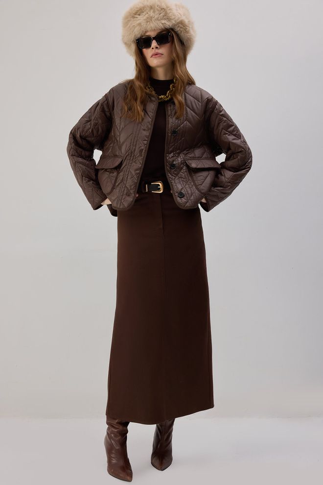 Touche Prive Ruda Kviltuota Viršutinė Marškinėlių Striukė Su Apvalia Apykakle Didmeninė prekyba drabužiais Apykaklė su įkirpimu