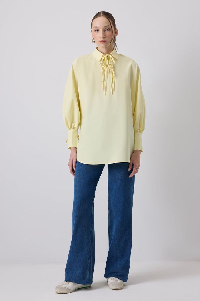 Touche Prive Geltona Tunika Su Polo Apykakle Oversized Su Kaklaraiščiu Didmeninė prekyba drabužiais Apykaklė su įkirpimu