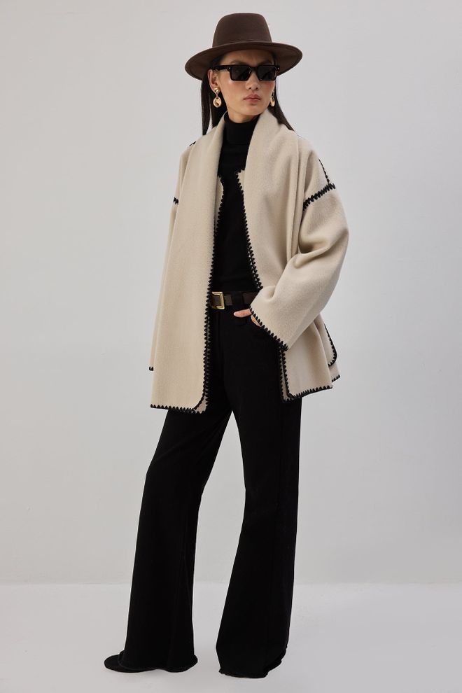 Touche Prive Яке Бежово Пачуърк Елегантно С Премятане Дрехи на едро Небрежен