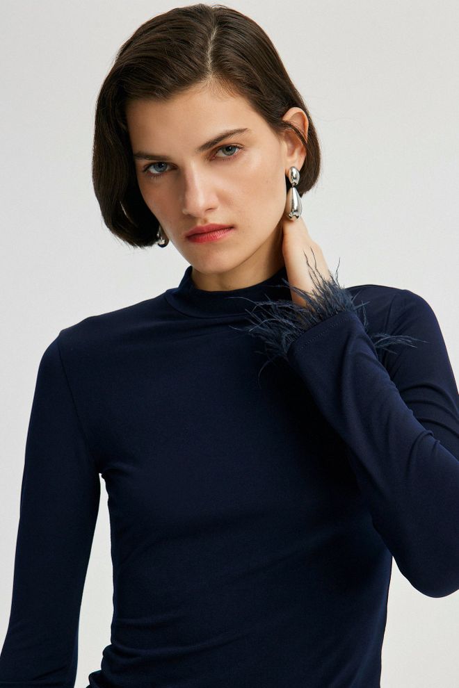 Touche Prive Elegantná Navy Blue Blúzka S Vysokým Krkom A Priliehavým Strihom Veľkoobchod s oblečením Formálny