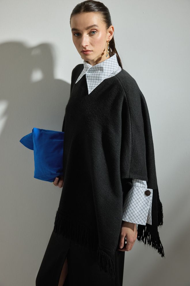 Touche Prive Черно Елегантен Пончо С Изрязана Яка Дрехи на едро Есен