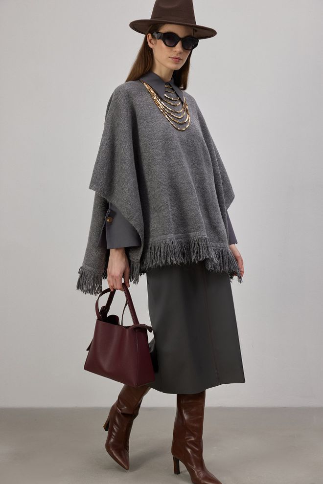 Touche Prive Сиво Елегантен Пончо С Прав Ръкав И Кръгло Деколте Дрехи на едро Бохо