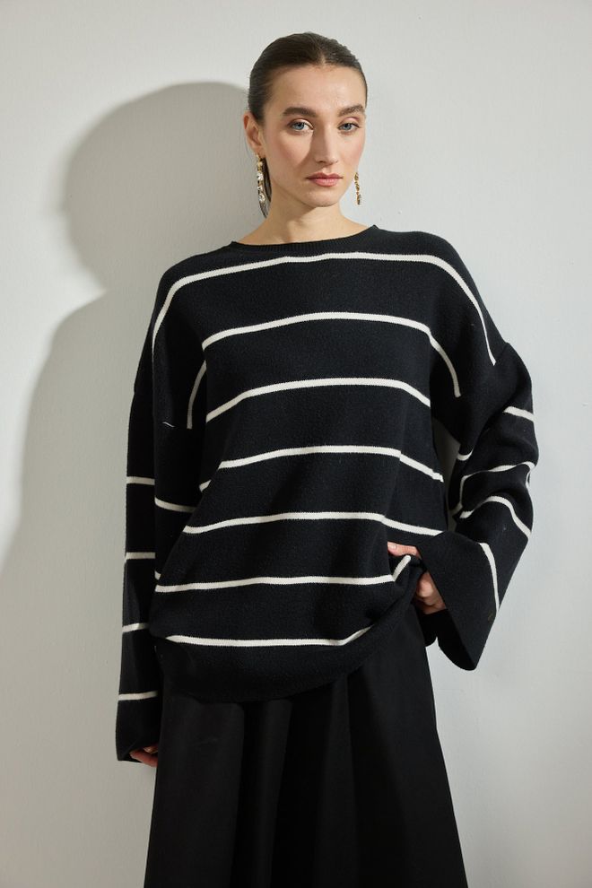 Touche Prive Juodas Dryžuotas Megztinis Oversize Borto Iškirpimas Ilga Rankovė Didmeninė prekyba drabužiais Kokteilinė