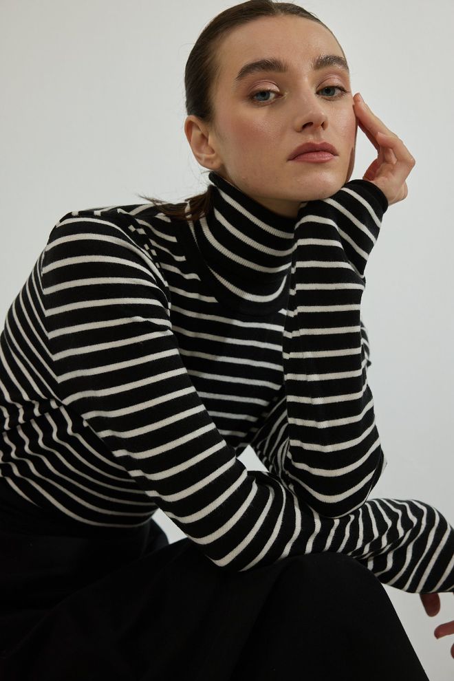 Touche Prive Juodas Dryžuotas Lieknas Megztinis Su Vėžlio Kaklu Didmeninė prekyba drabužiais Kokteilinė