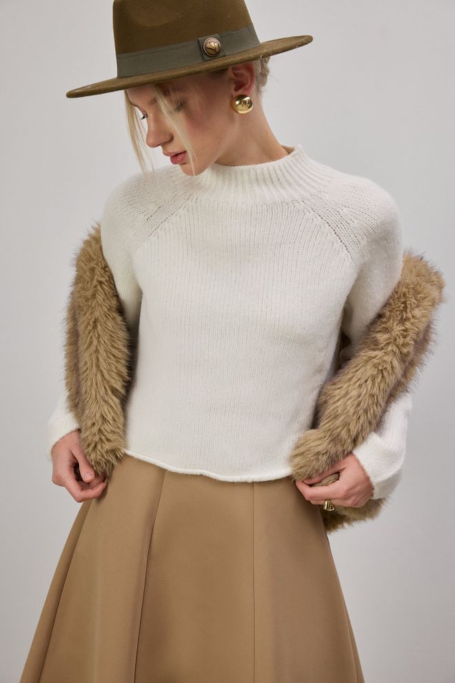 Touche Prive Бела Џемпер Са Високим Изрезом И Регуларним Фитом Велепродаја одеће Неформалан