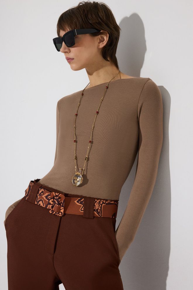 Touche Prive Elegant Beige Blouse With Slim Fit And Boat Neck Wholesale Clothing Lounge