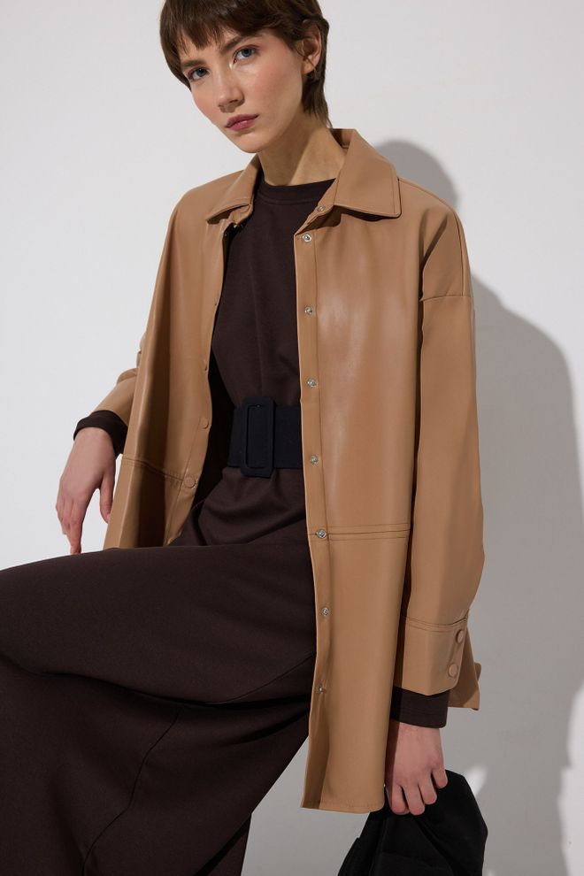 Touche Prive قميص كاكي كبير الحجم غير رسمي برقبة حزوز ملابس بالجملة غير رسمي