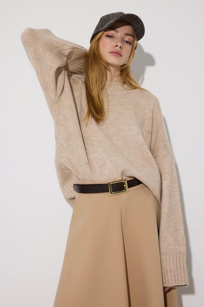 Touche Prive Smėlio Spalvos Megztinis Su Oversized Siluetu Ir Aukštu Kaklu Didmeninė prekyba drabužiais Apykaklė su įkirpimu