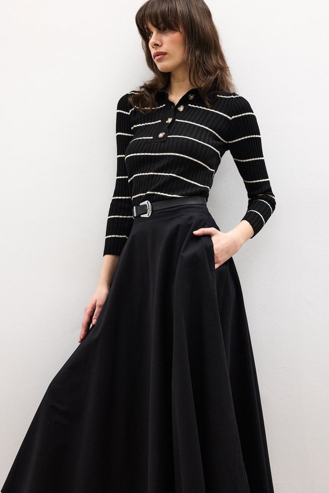 Touche Prive Черный Полосатый Свитер Тонкий Крой С Воротником Водолазкой Оптовая продажа одежды Повседневный