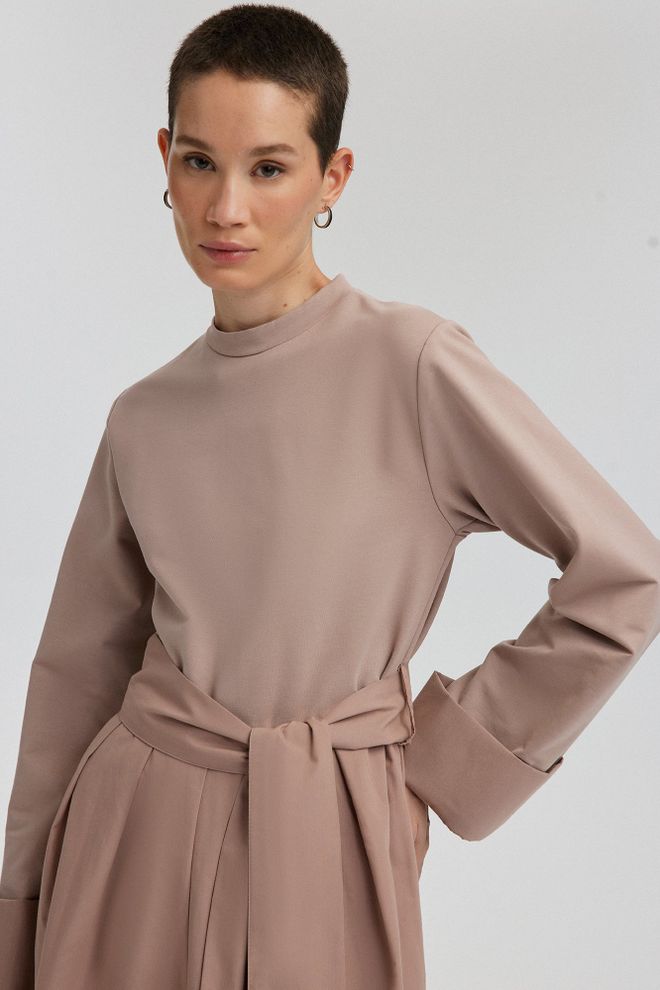 Touche Prive Tuta Intera Beige Su Misura Con Collo Alto E Chiusura A Cravatta Abbigliamento all'ingrosso Modesto