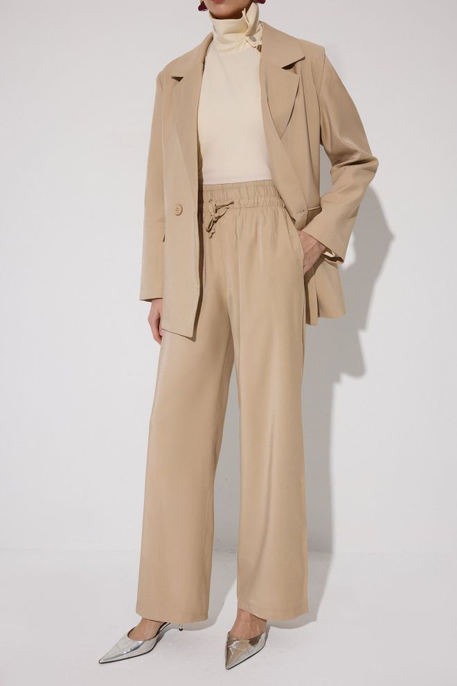 Touche Prive Bež Trenčkot Z Zarezanim Ovratnikom In Žepi Z Zavihkom Beige Trenchcoat With Notched Collar And Flap Pockets Oblačila na debelo Ležerno