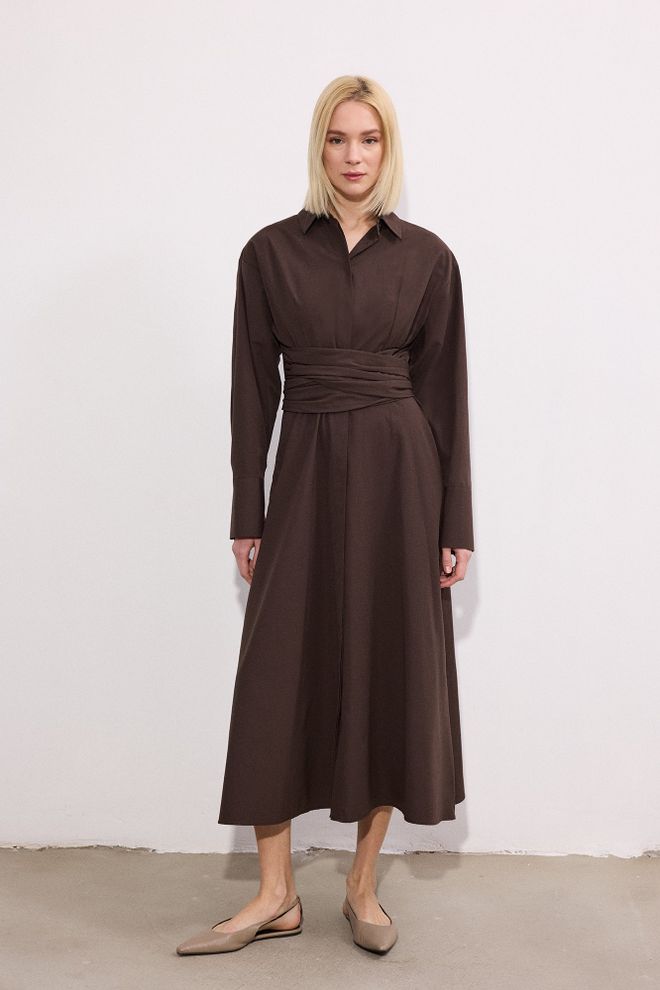 Touche Prive Elegantna Smeđa Midi Haljina Košulja Sa Zarezanim Izrezom Veleprodaja odjeće Skroman
