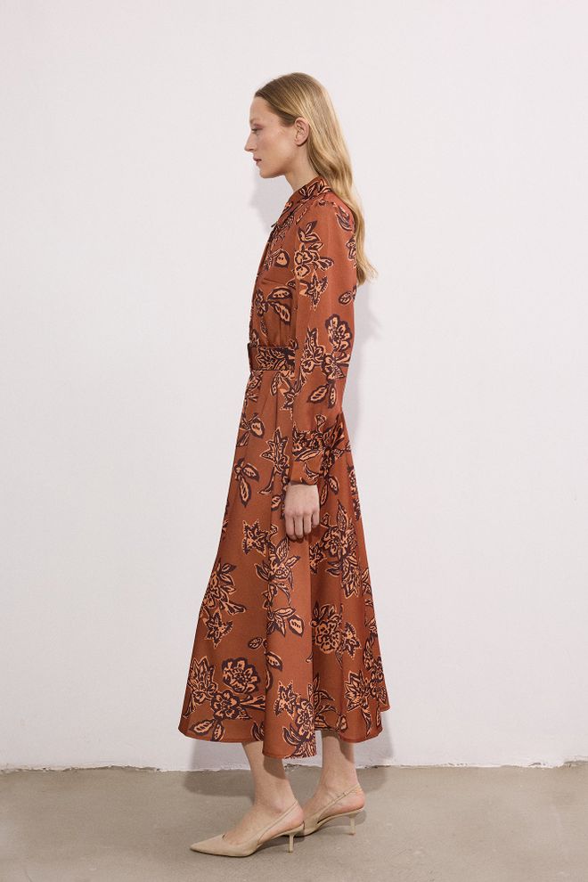 Touche Prive Elegancka Brązowa Sukienka Koszulowa W Kwiaty Z Kołnierzem Polo Hurtowa sprzedaż odzieży Formalny