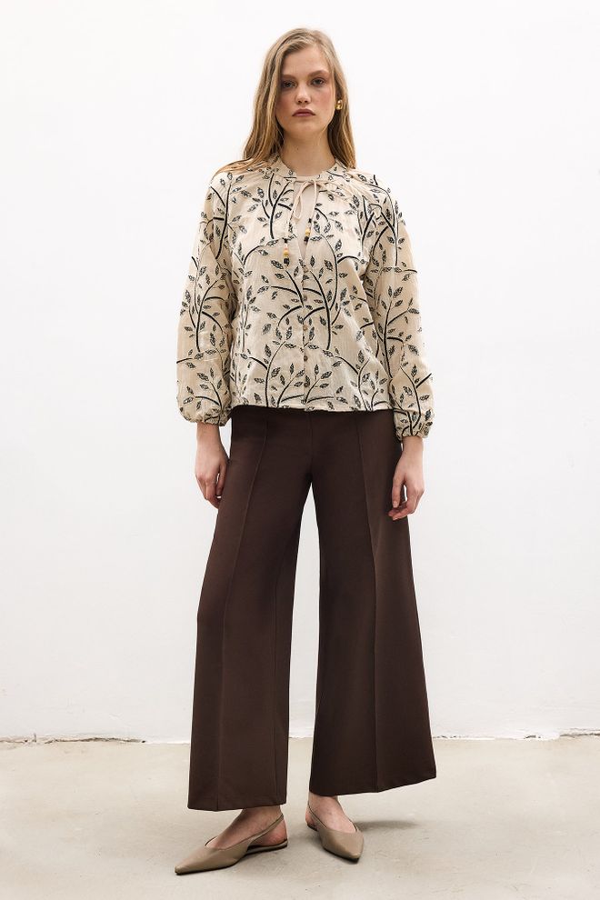 Touche Prive Smėlio Spalvos Boho Gėlėta Palaidinė Su Bishop Rankovėmis Didmeninė prekyba drabužiais Kokteilinė