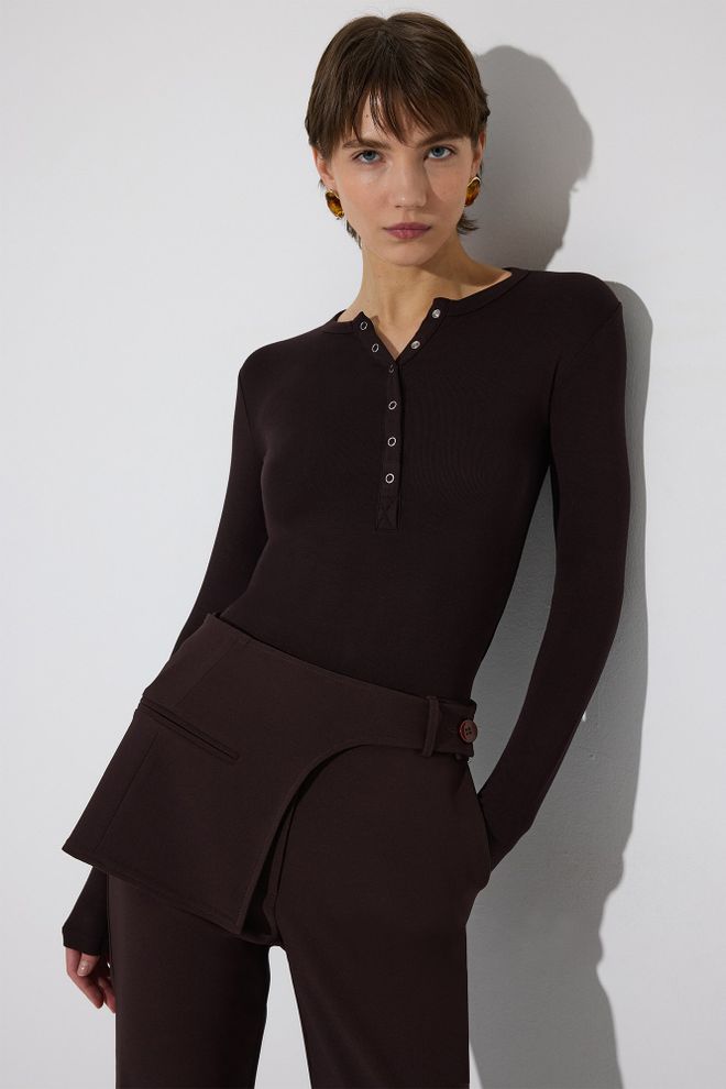 Touche Prive Ruda Eleganti Palaidinė Su Širdelės Formos Iškirpte Ir Liesu Siluetu Didmeninė prekyba drabužiais Kokteilinė