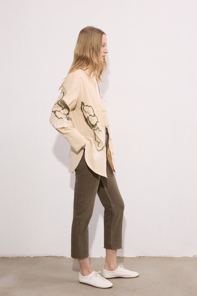 Touche Prive Smėlio Spalvos Kasdieninė Etninė Marškiniai Su Gėlėtu Raštu Ir Sagomis Ilgomis Rankovėmis Didmeninė prekyba drabužiais Apykaklė su įkirpimu