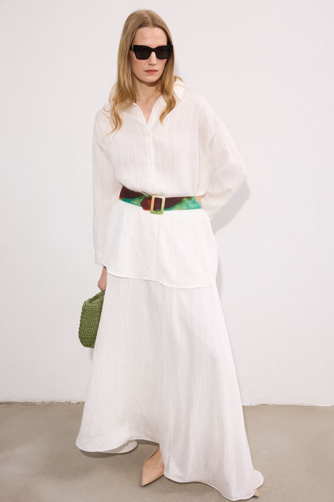 Touche Prive Bela Črtasta Oversized Majica Z Zarezanim Vratom Oblačila na debelo Skromno