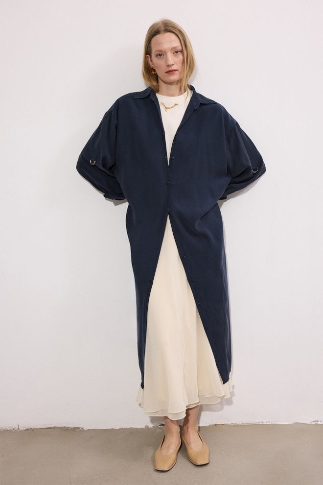 Touche Prive Eleganten Mornarsko Moder Obleki S Srajco In Zarezanim Vratom Oblačila na debelo Skromno