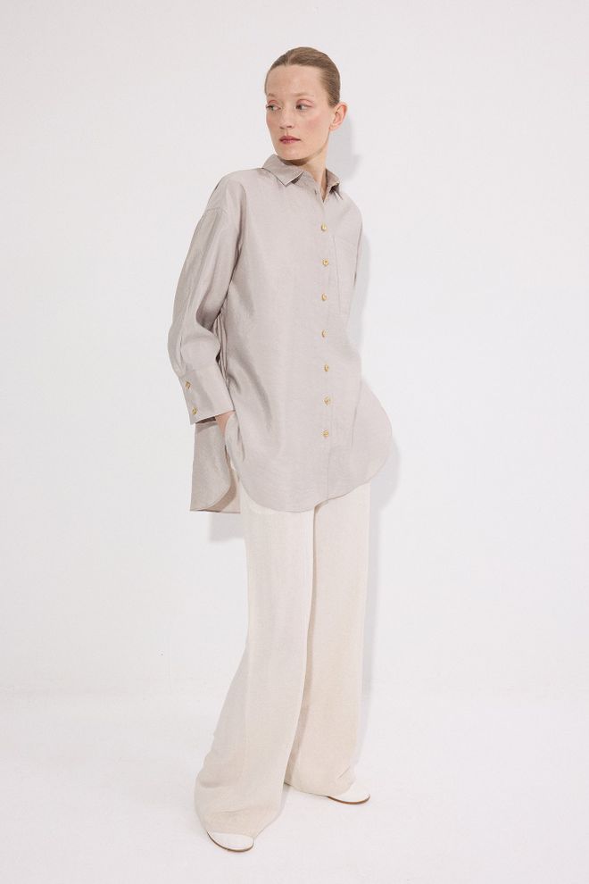 Touche Prive Bež Majica Z Dolgimi Gumbi Polo Ovratnikom In Dolgimi Ravnimi Rokavi Oversized Fit Oblačila na debelo Skromno