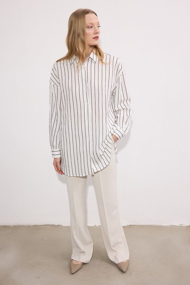 Touche Prive Bela Majica Oversize S Črtami In Ovratnikom Polo Oblačila na debelo Ležerno