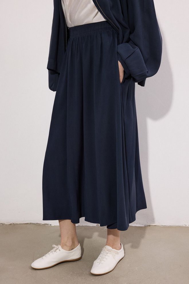 Touche Prive Set Mornarsko Modra Z Razširjeno Midi Krilo In Balon Rokavi Oblačila na debelo Skromno