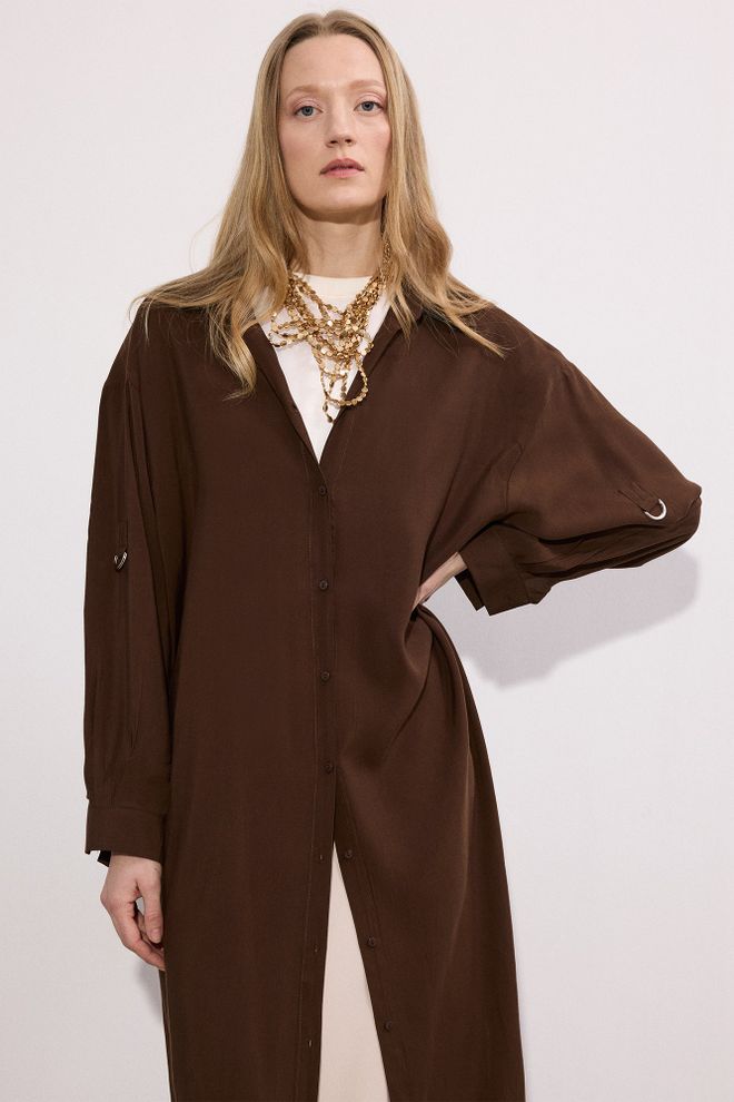 Touche Prive Bruine Elegante Midi Hemdjurk Met Hoge Hals Groothandel Kleding Lente