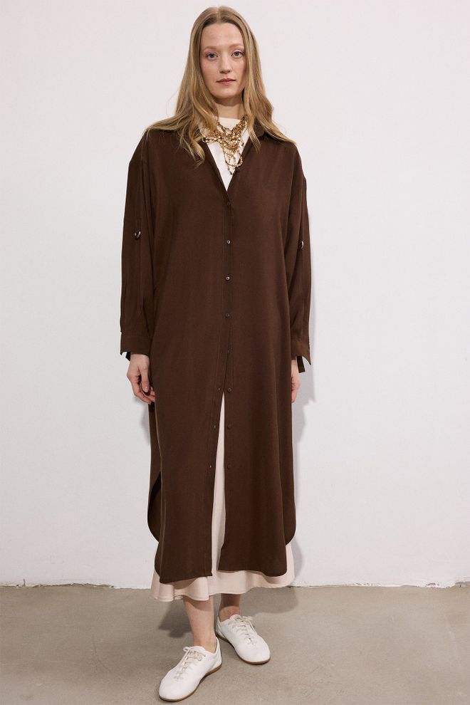 Touche Prive Bruine Elegante Midi Hemdjurk Met Hoge Hals Groothandel Kleding Casual