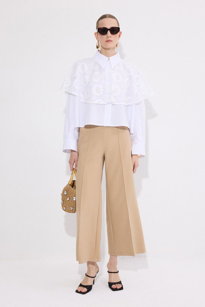 Touche Prive Chemise Blanche Élégante Avec Col En V Et Fermeture Boutonnée Vêtements en gros Modeste