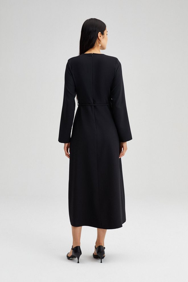 Touche Prive Elegante Zwarte Wikkeljurk Met Midi Lengte Groothandel Kleding Lente