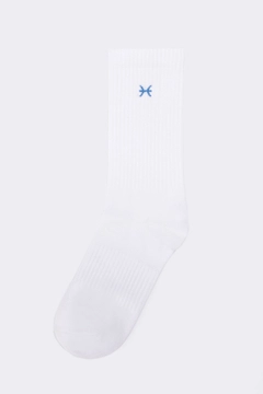 Bir model, Touche Prive toptan giyim markasının tou12683-embroidered-star-sign-sock-blue toptan Çorap ürününü sergiliyor.