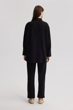 A wholesale clothing model wears tou12748-linen-look-shirt-black, Turkish wholesale Shirt of Touche Prive