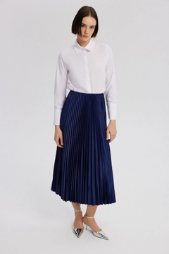 Una modelo de ropa al por mayor lleva TOU10123 - Pleated Satin Skirt - Navy Blue, Falda turco al por mayor de Touche Prive
